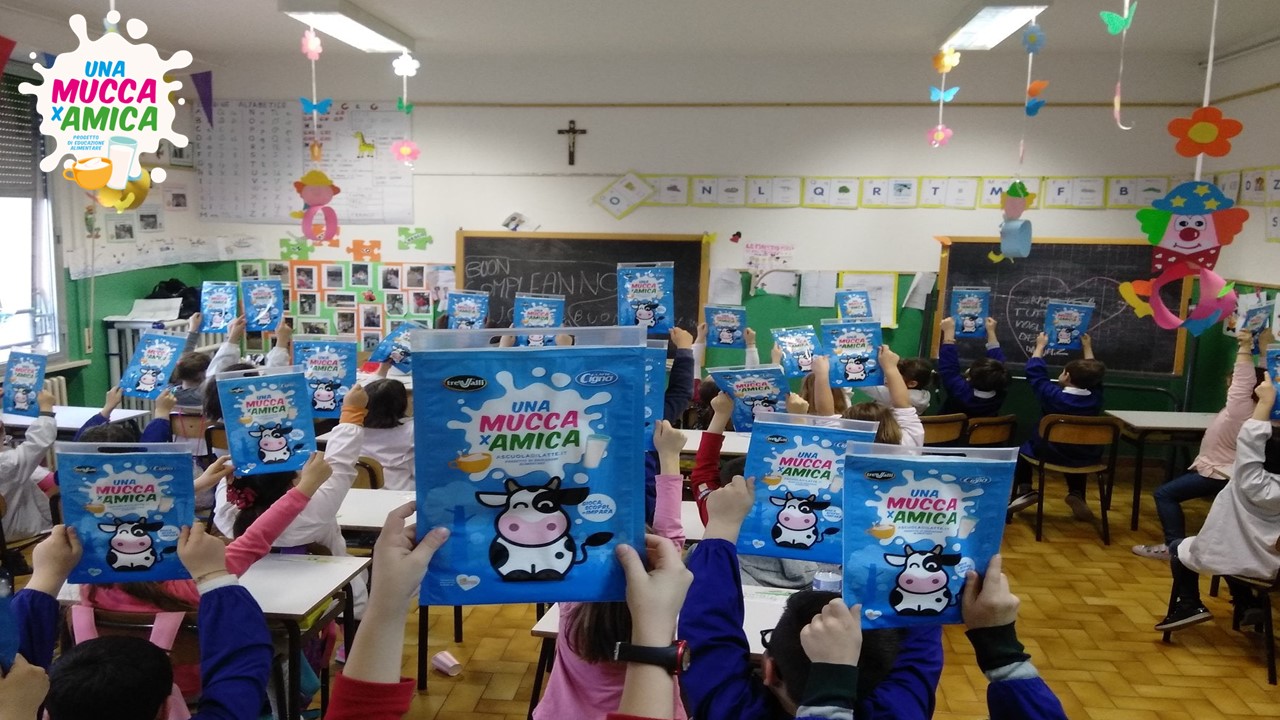 A SCUOLA DI LATTE - UNA MUCCA PER AMICA A scuola di latte - una mucca per amica